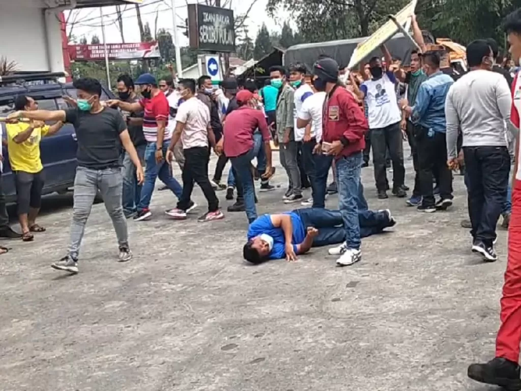Massa bentrokan di seputaran lokasi KLB Partai Demokrat di Sibolangit, Sumut. (Ist)