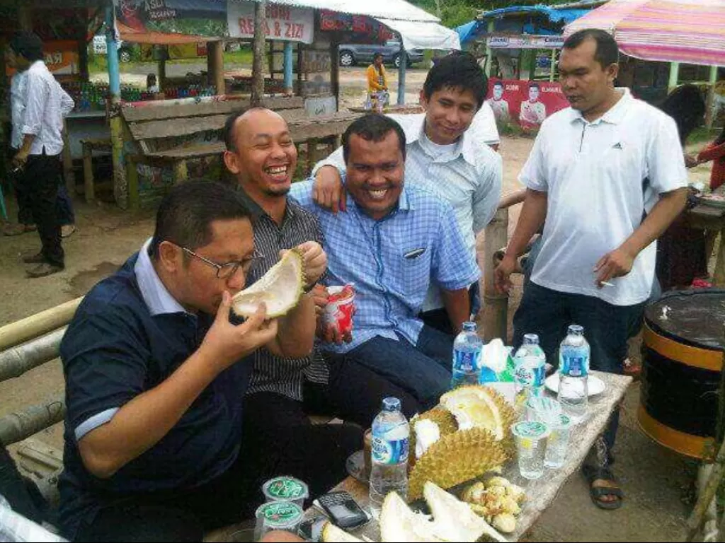 Foto lawas Anas Urbaningrum nikmati gurinya belah durian. (Twitter) 