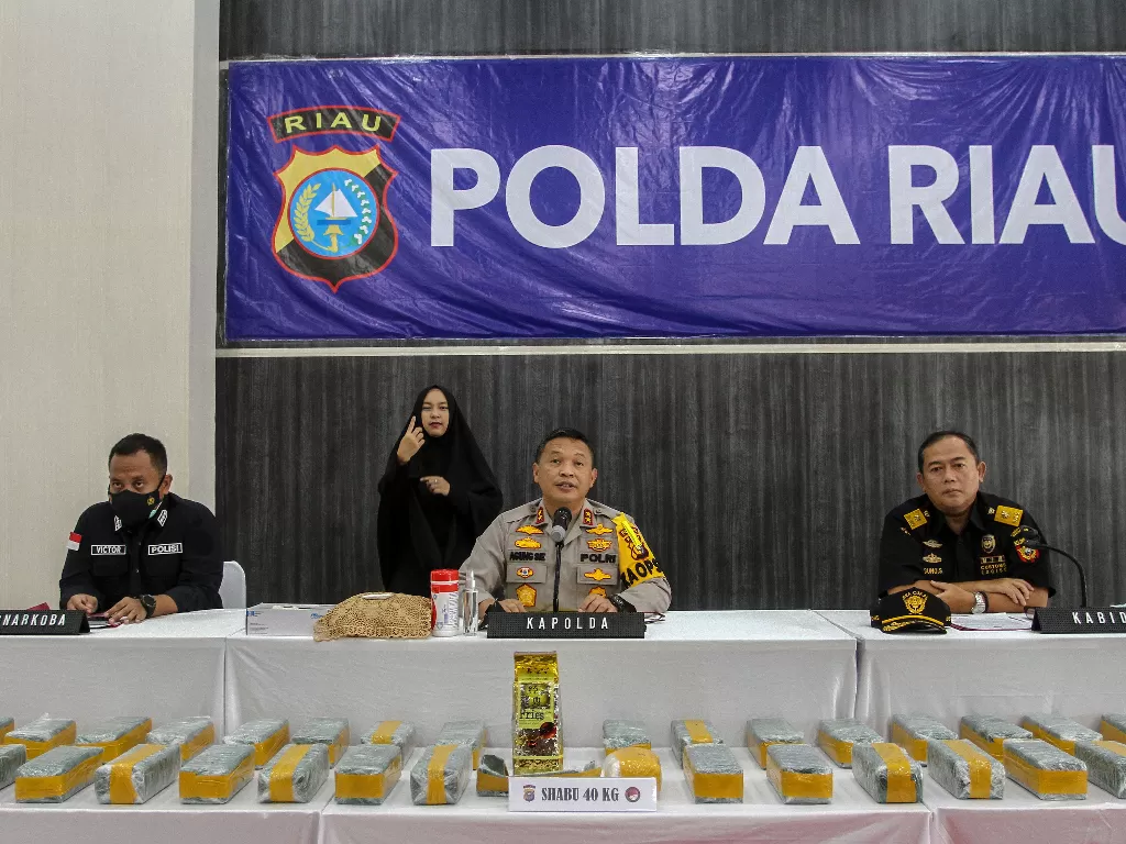 Kapolda Riau Irjen Pol Agung Setya Imam Effendi (tengah) menjelaskan kronologis penangkapan kurir narkoba jaringan internasional (ANTARA FOTO/Rony Muharrman)