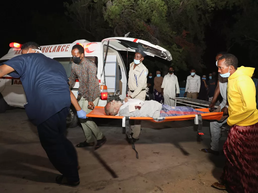  Orang-orang membantu orang yang terluka di luar Rumah Sakit setelah ledakan di restoran Luul Yaman, Somalia 5 Maret 2021. (photo/REUTERS / Feisal Omar)