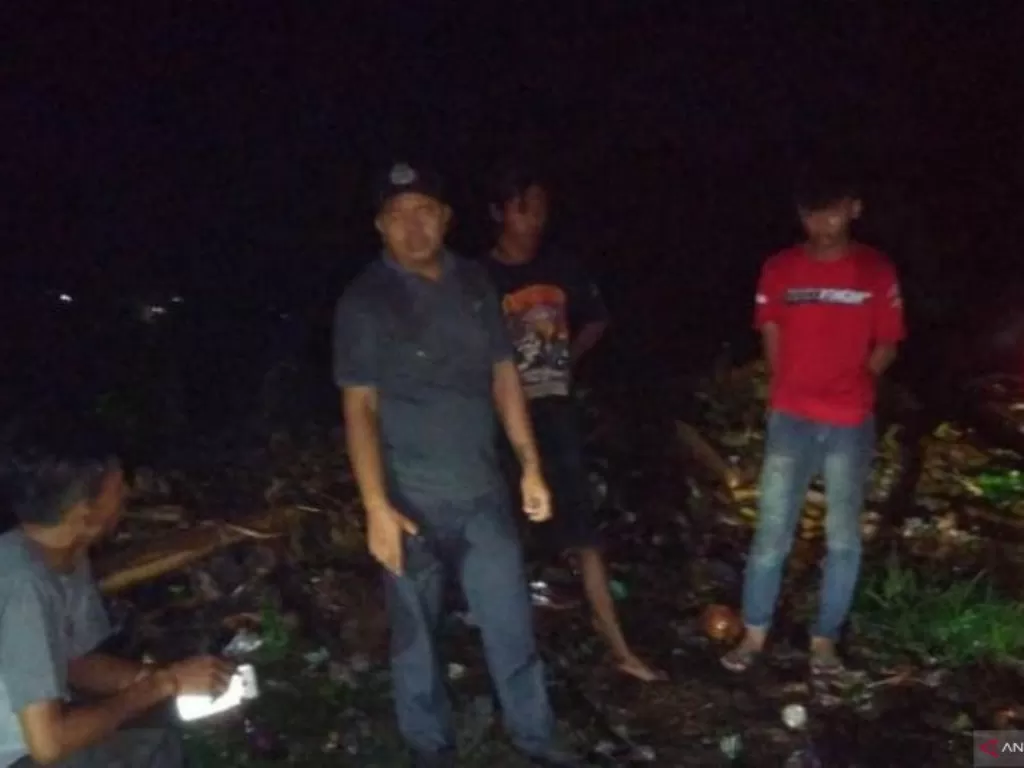  Petugas Dinas Lingkungan Hidup Cianjur, Jawa Barat, tangkap tangan pembuang limbah IPAL dari perusahaan di Bandung Barat, yang sengaja dibuang di Cianjur (photo/ANTARAAhmad Fikri)