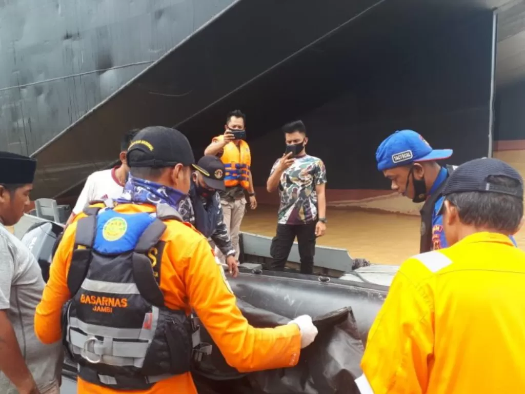 Evaluasi korban tenggelam yang terjatuh dari kapal tomgkang saat bekerja (Antara)