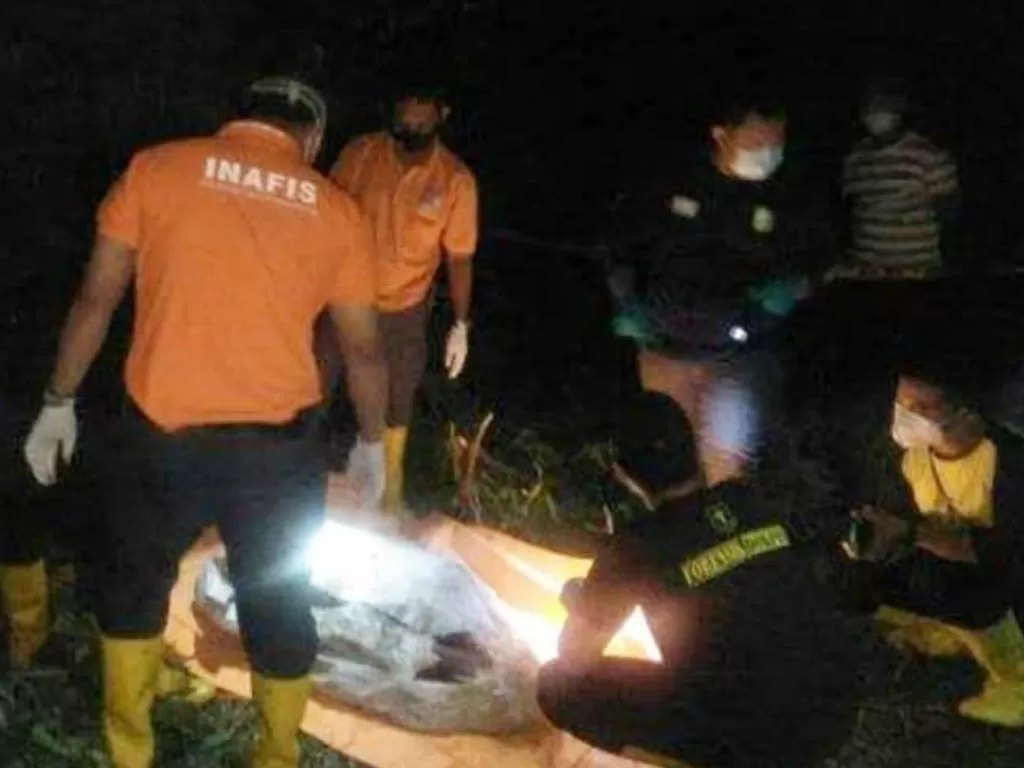 Penemuan mayat pria di dalam karung dengan kondisi membusuk dan penuh luka tusuk di Gowa, Sulsel (Instagram/makassar_iinfo)