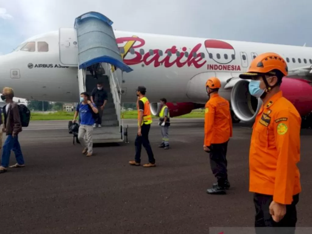 Petugas Basarnas Jambi, suasana evaluasi penumpang Batik Air di Bandara Sultan Thaha Jambi yang kembali mendarat di Jambi. (ANTARA/HO)