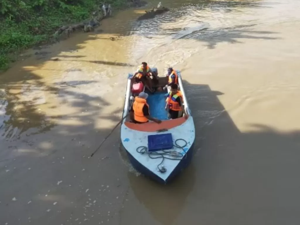 Petugas mencari korban tenggelam di Sungai Bogel, Kabupaten Blitar, Jawa Timur (Antara)