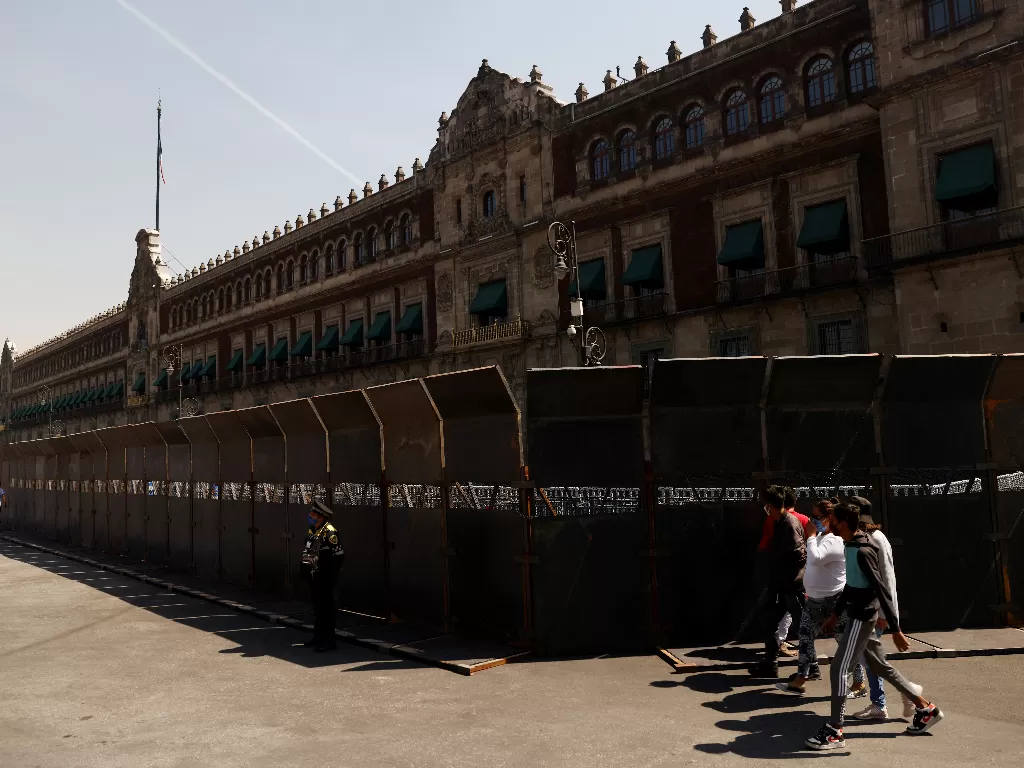 Pagar yang ditempatkan di luar Istana Nasional menjelang kekerasan yang diperkirakan akan terjadi dalam protes Hari Perempuan, di Mexico City(REUTERS/Carlos Jasso)