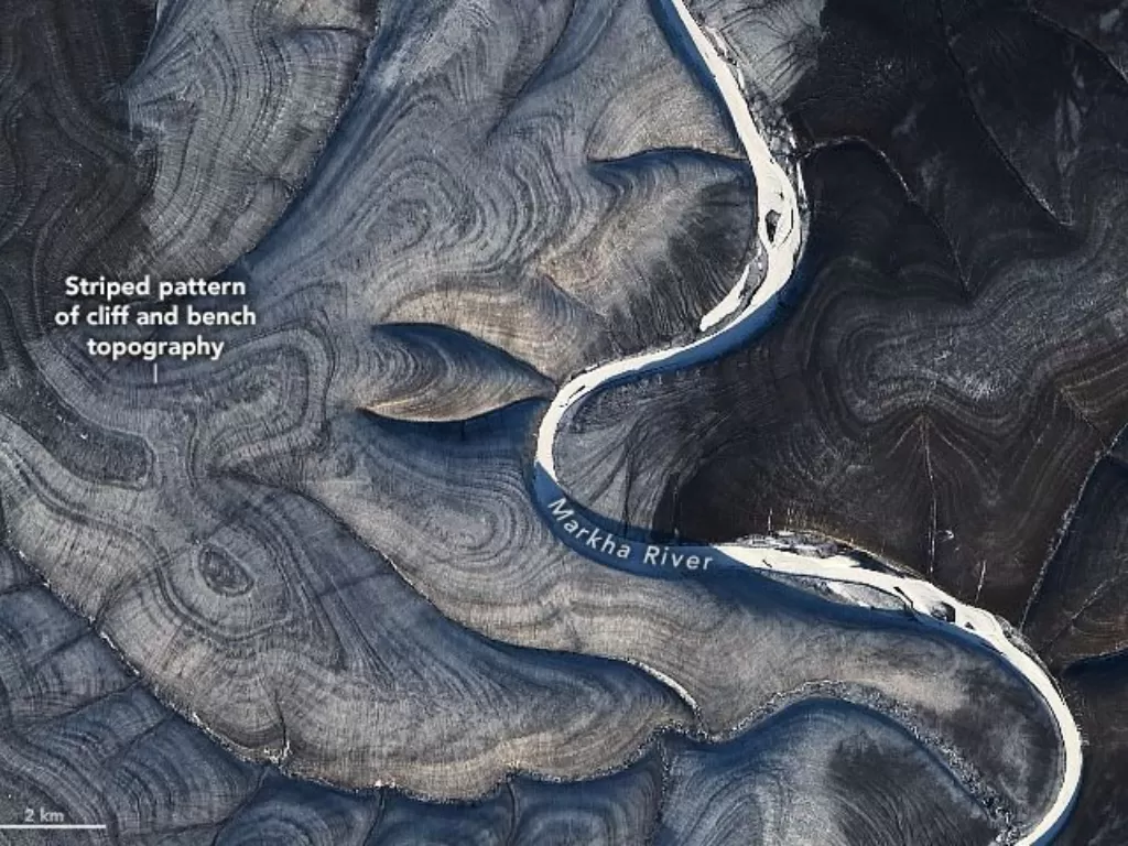 Tampilan garis-garis geologi aneh di Rusia. (photo/Dok. NASA Earth Observatory / Landsat 8)