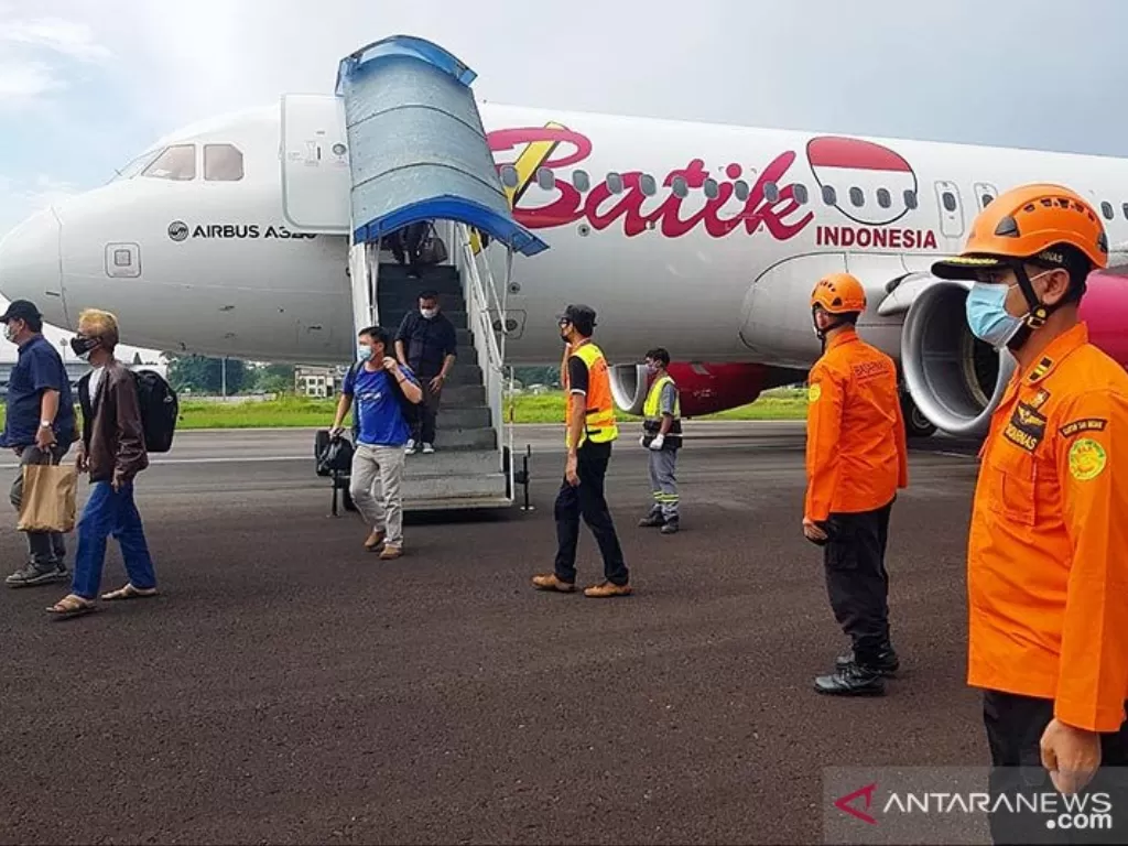 Sejumlah petugas bandara dan Basarnas mengawal evakuasi penumpang Batik Air yang kembali mendarat di Bandara Sultan Thaha, Jambi, Sabtu (6/3/2021). (Foto: ANTARA/Handout)