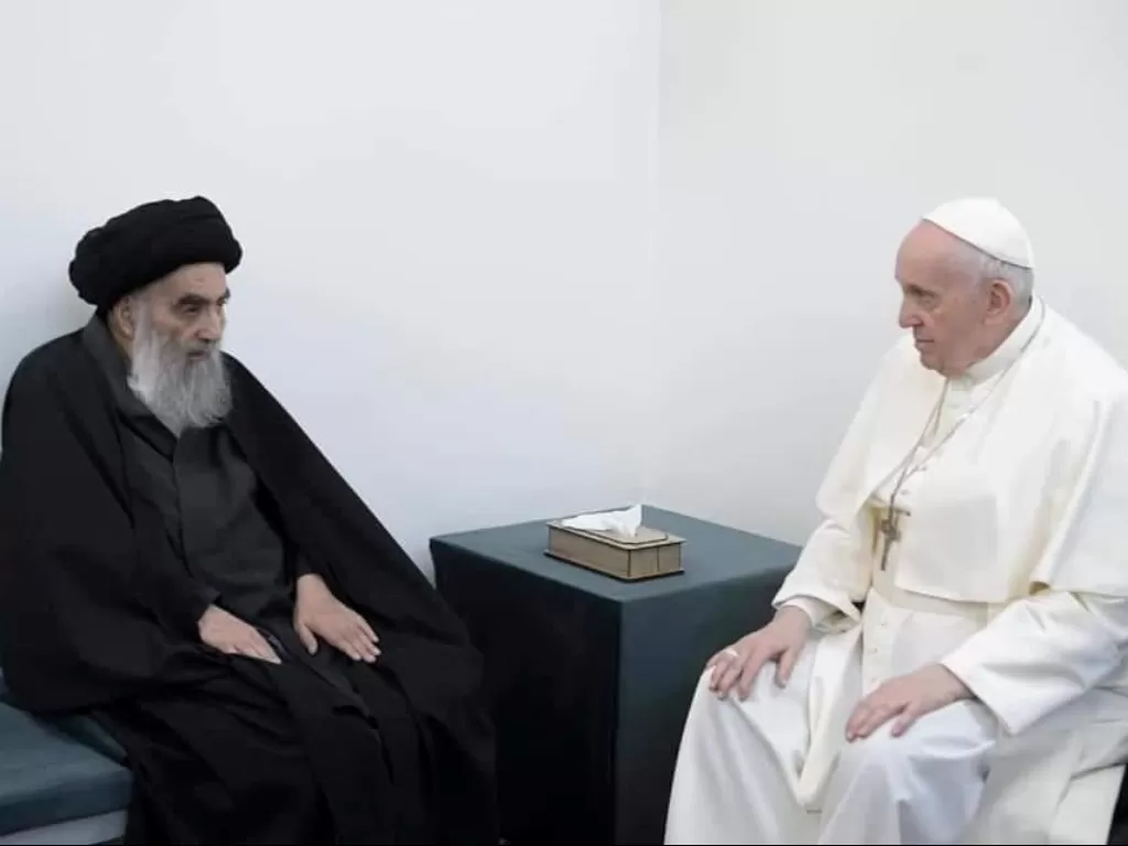 Pertemuan antara Paus Fransiskus dan salah satu tokoh Islam Syiah, Ali al-Sistani. (photo/Vatican Media/­Handout via REUTERS)