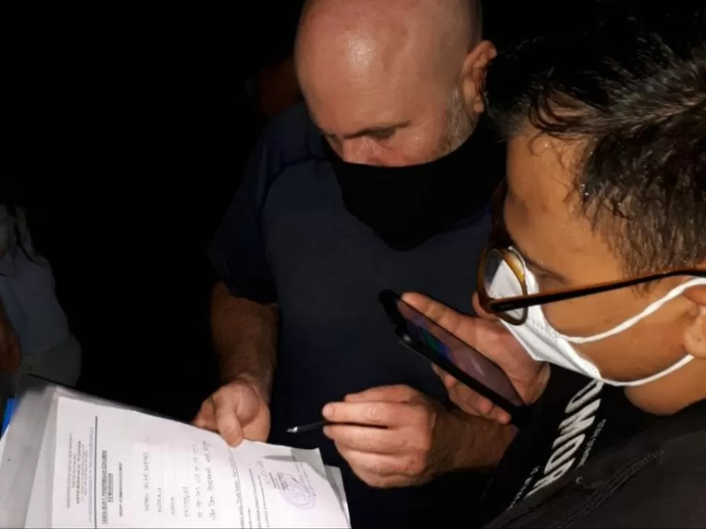 Petugas Imigrasi Bali saat memeriksa kelengkapan dokumen milik Andrew, di Gianyar, Bali. (Foto: ANTARA/Humas Polres Gianyar)