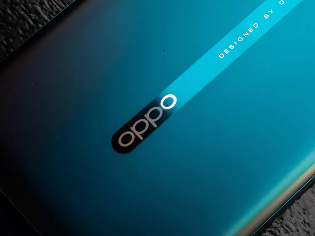 Tampilan logo OPPO di bagian belakang smartphonenya (photo/Unsplash/Tran Quang Thien)