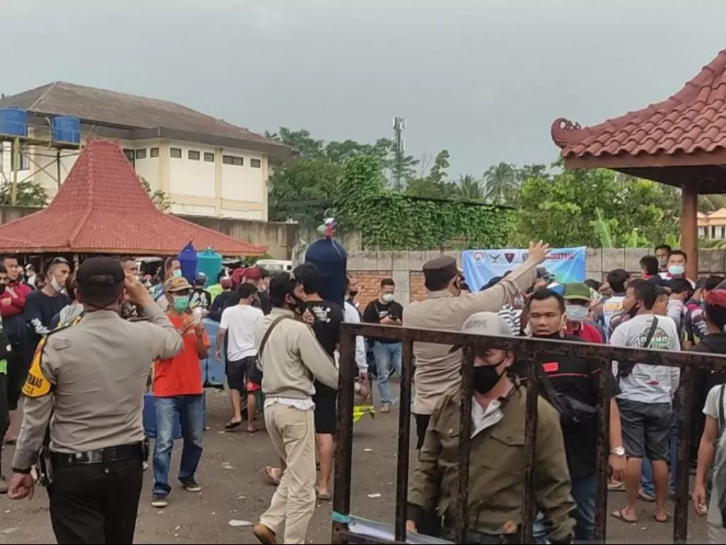 Polisi membubarkan lomba burung berkicau yang digelar di Pendopo Tumaritis, Jalan Pangeran Hidayattulah, Kelurahan Sawah Gede, Cianjur, Jawa Barat (Antara)