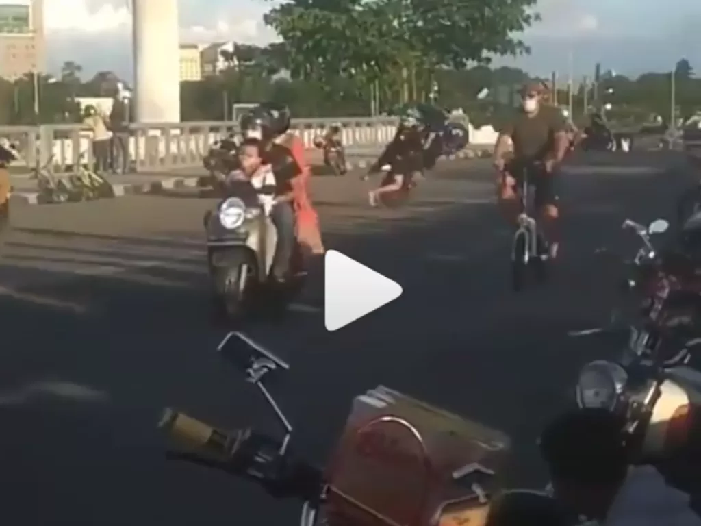 Tampilan pemotor yang kehilangan keseimbangan ketika wheelie. (photo/SS/Instagram/@agoez_bandz4)