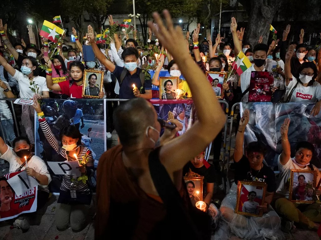 Orang-orang berkumpul untuk berduka atas mereka yang meninggal di Myanmar selama protes anti-kudeta, di depan gedung PBB di Bangkok, Thailand 4 Maret 2021. (photo/REUTERS/Athit Perawongmetha)