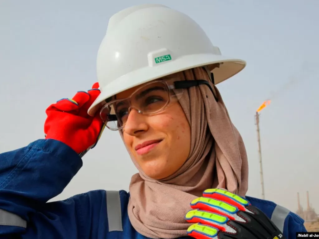 Zainab Amjad, seorang insinyur perminyakan, berfoto dekat lapangan minyak di luar Kota Basra, Irak. (VOA-AP/Nabil al-Jourani).