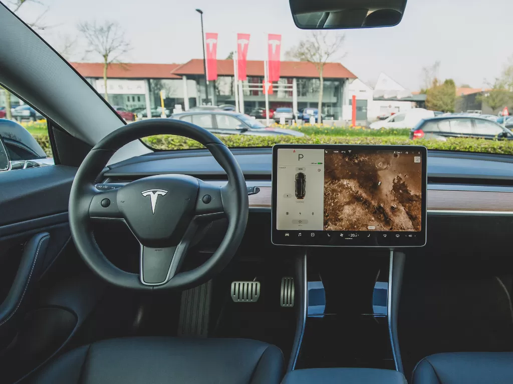 Tampilan interior dari mobil listrik buatan Tesla (photo/Unsplash/Bram Van Oost)