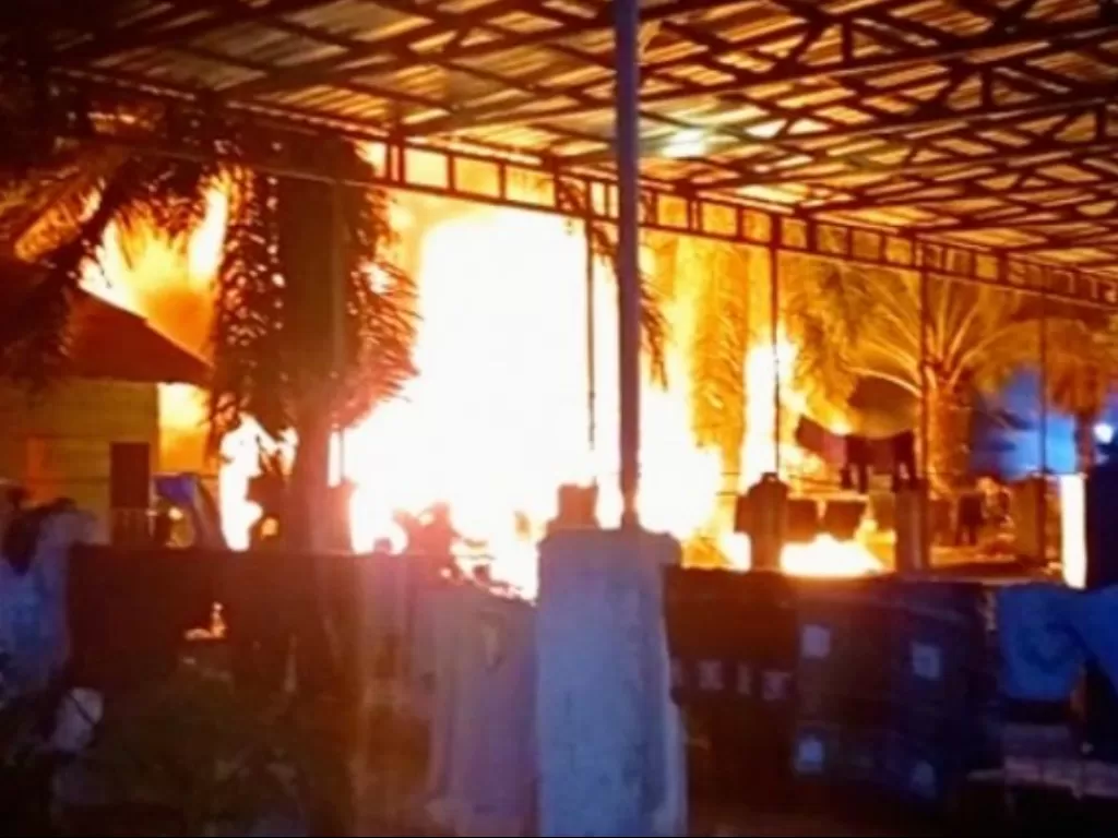 Kebakaran di Pesantren Serambi Mekkah, Desa Blang Beurandang, Kecamatan Johan Pahlawan, Meulaboh, Kabupaten Aceh Barat, Senin (8/3/2021) (Antara)