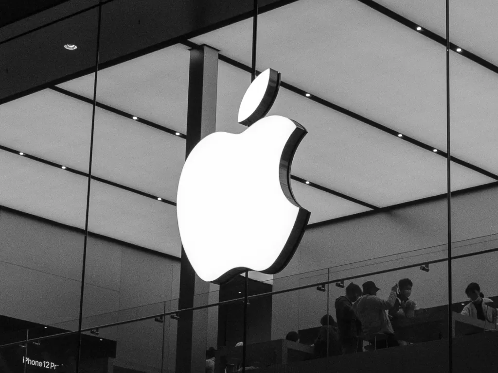 Tampilan logo Apple di salah satu Apple Store di Tiongkok (photo/Unsplash/Bangyu Wang)