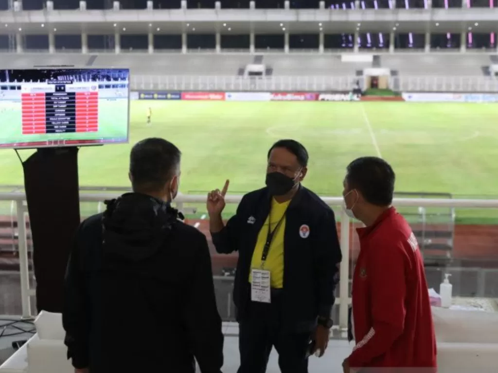 Menteri Pemuda dan Olahraga Zainudin Amali (tengah) meninjau pertandingan tim nasional sepak bola Indonesia melawan Bali United di Stadion Madya Gelora Bung Karno, Jakarta, Minggu (7/3/2021). (ANTARA/HO-Kemenpora)