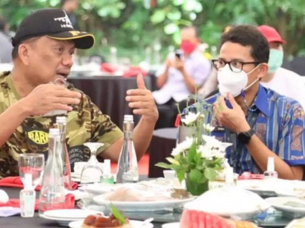  Gubernur Sulawesi Utara (Sulut) Olly Dondokambey berdialog dengan Menteri Pariwisata dan Ekonomi Kreatif Sandiaga Uno saat melakukan kunjungan kerja ke Sulut. (photo/ANTARA/HO)