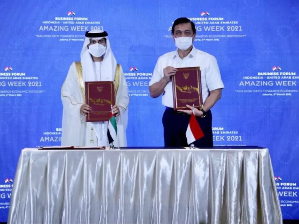  Menko Kemaritiman dan Investasi Luhut Binsar Pandjaitan dan Menteri Energi dan Infrastruktur UAE Suhail Al Mazrouei dalam Indonesia-Emirates Amazing Week (IEAW) 2021. (ANTARA/HO-Kemenko Kemaritiman dan Investasi)