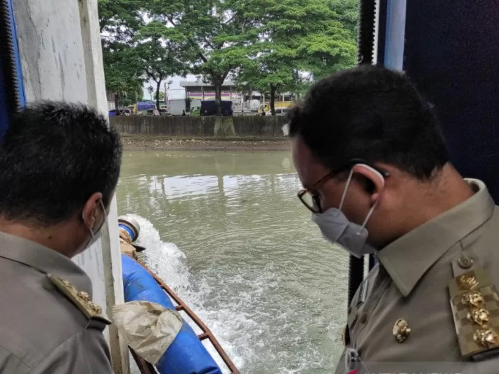 Anies dan Riza saatmeninjau mesin pompa yang menyedot air banjir ke Kali Mookevart di Rawa Buaya, Cengkareng, Jakarta Barat, Senin (22/2/2021) (photo/ANTARA/HO-Pemprov DKI Jakarta)