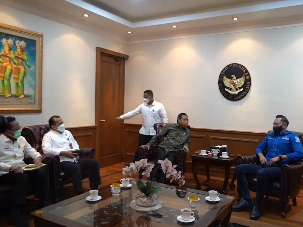 Ketum Partai Demokrat Agus Harimurti Yudhoyono temui Menko Polhukam Mahfud MD di Kantor Kemenkopolhukam, Jakarta, Senin (8/3/2021). (Youtube Kemenkopolhukam)