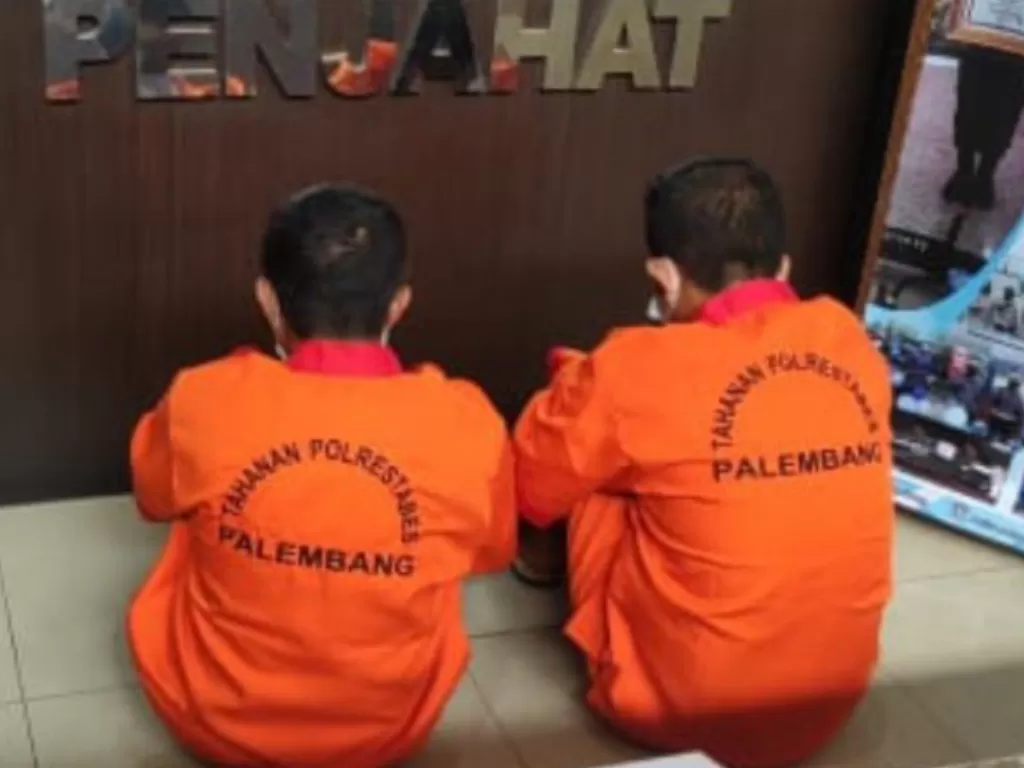 Dua tersangka yang ditangkap Satresnarkoba Polrestabes Palembang karena kedapatan membawa tiga kilogram sabu-sabu (Antara)