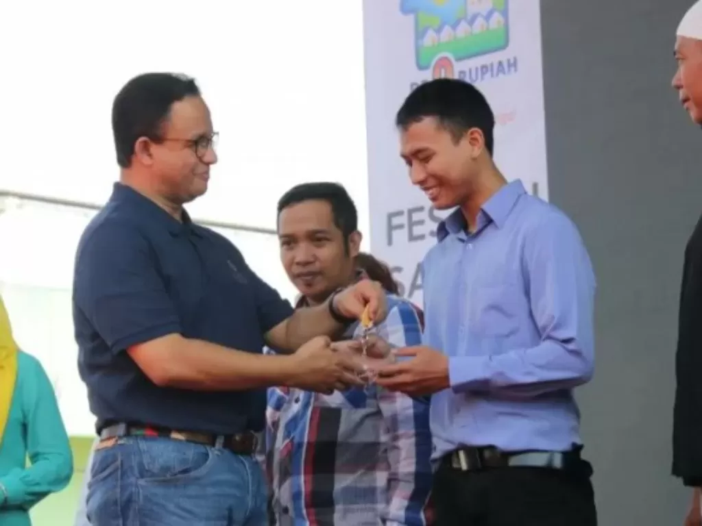 Gubernur DKI Jakarta Anies Baswedan memberikan kunci rumah hunian pertama Program Samawa Rumah DP Rp0. (ANTARANEWS)