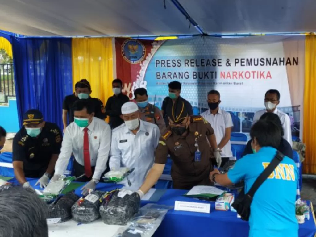Badan Narkotika Nasional (BNN) Kalimantan Barat mengungkap atau menggagalkan pengiriman narkotika jenis ganja asal Medan, Sumatera Utara sebanyak 11 kilogram (Antara)