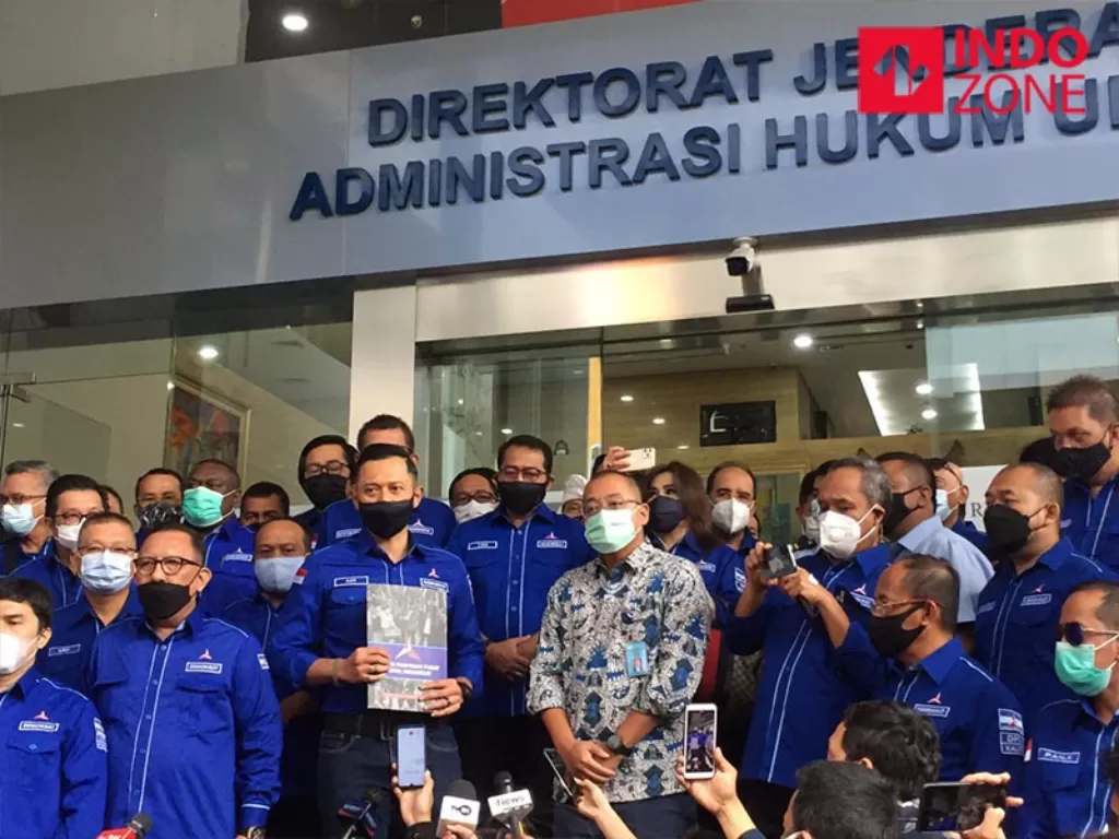 Ketum Demokrat Agus Harimurti Yudhoyono menyerahkan dokumen terkait sudah disahkan kepengurusannya oleh Kemenkumham kepada Dirjen Administrasi Hukum Umum (AHU) Kemenkumham Cahyo R Muzhar. (INDOZONE/Harits Tryan Akhmad).