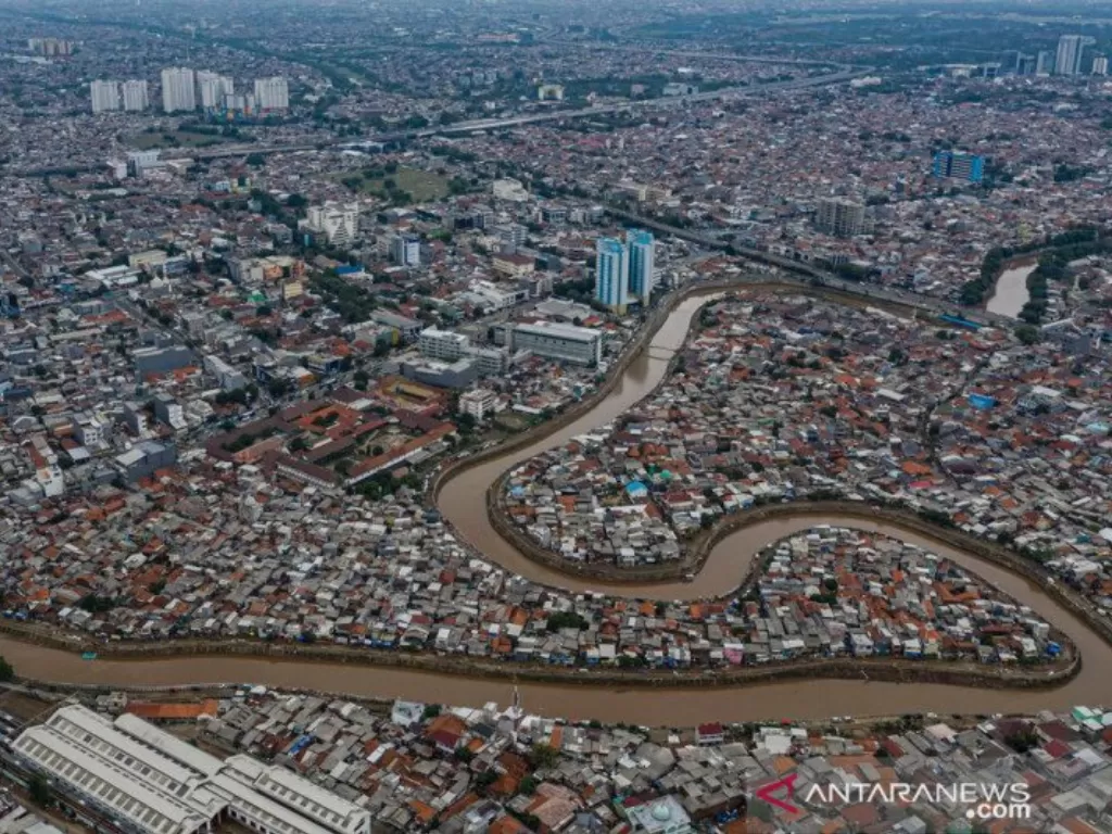 File photo: Foto udara wilayah bantaran Sungai Ciliwung di kawasan Bukit Diri, Jakarta, Minggu (5/1/2020). (photo/ANTARA FOTO/Muhammad Adimaja)