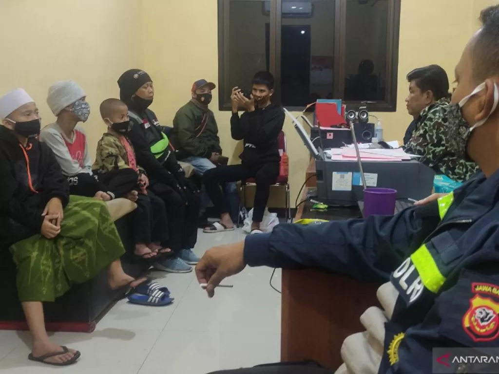 Orang tua santri yang mendapat penyiksaan dari oknum guru di Cianjur, Jawa Barat, saat melaporkan kasus yang menimpa ananknya di Mapolres Cianjur, Selasa (9/3) (photo/ANTARA/Ahmad Fikri)