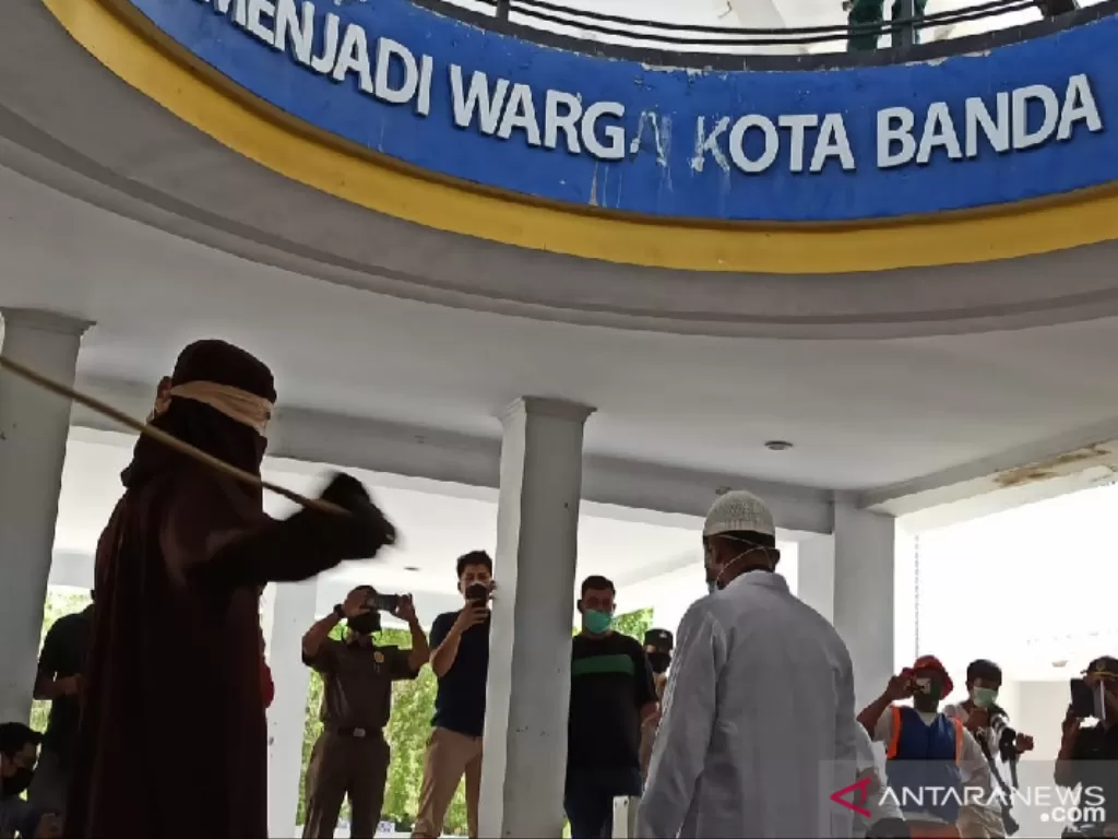 Algojo sedang mengeksekusi hukuman cambuk kepada salah seorang pelanggar syariat islam, di Banda Aceh. (Foto: ANTARA/Rahmat Fajri) 
