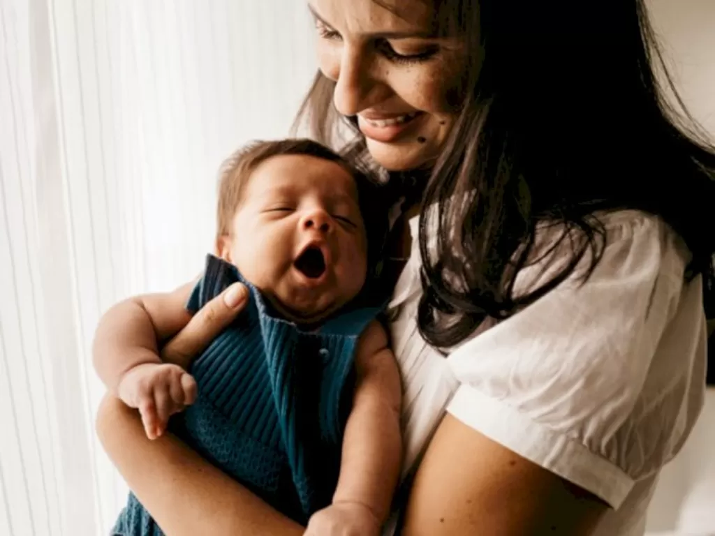 lustrasi ibu menggendong bayi. (Unsplash/Jonathan Borba)