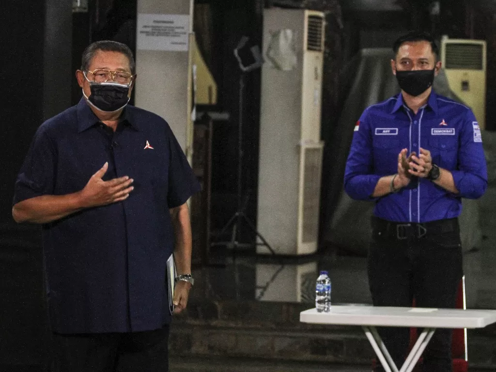 Ketua Majelis Tinggi Partai Demokrat Susilo Bambang Yudhoyono (SBY) bersama Ketua Umum Partai Demokrat Agus Harimurti Yudhoyono (AHY) menyampaikan keterangan pers terkait KLB Partai Demokrat di Puri Cikeas, Bogor, Jawa Barat, Jumat (5/3/2021). (ANTARA/Asp
