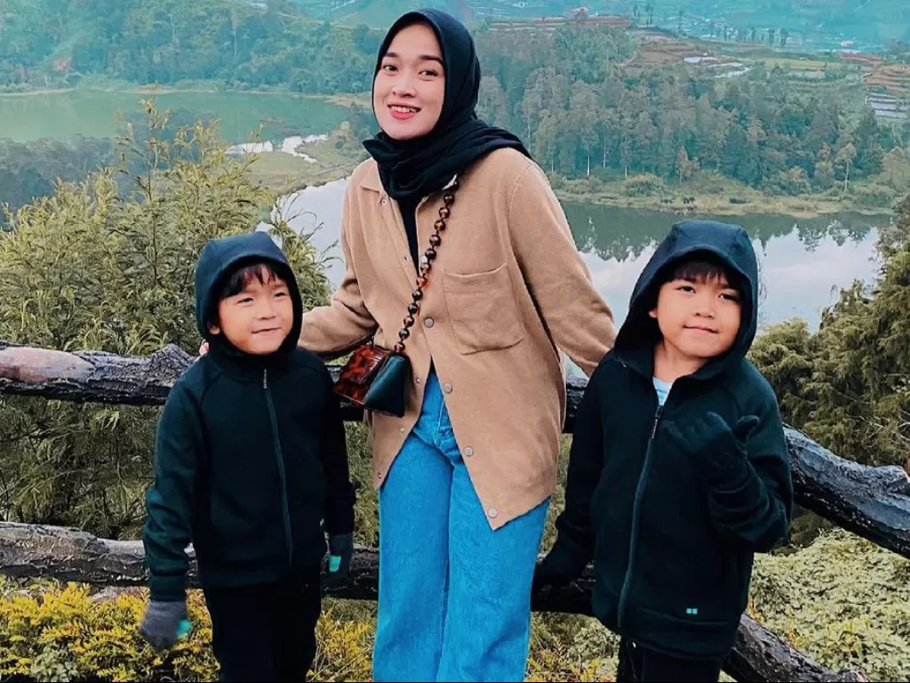 Ririe Fairus dan kedua anaknya. (Instagram/@ririe_fairus)