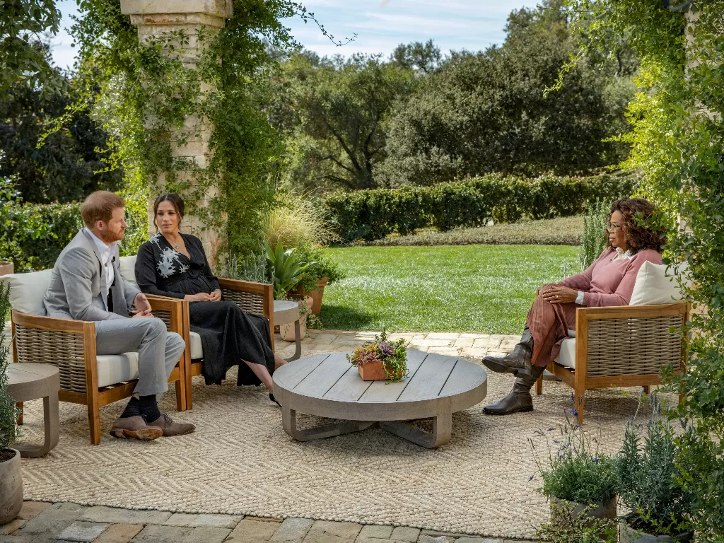 Pangeran Harry dan Meghan Markle dalam wawancara bersama Oprah Winfrey (REUTERS/HARPO PRODUCTIONS)