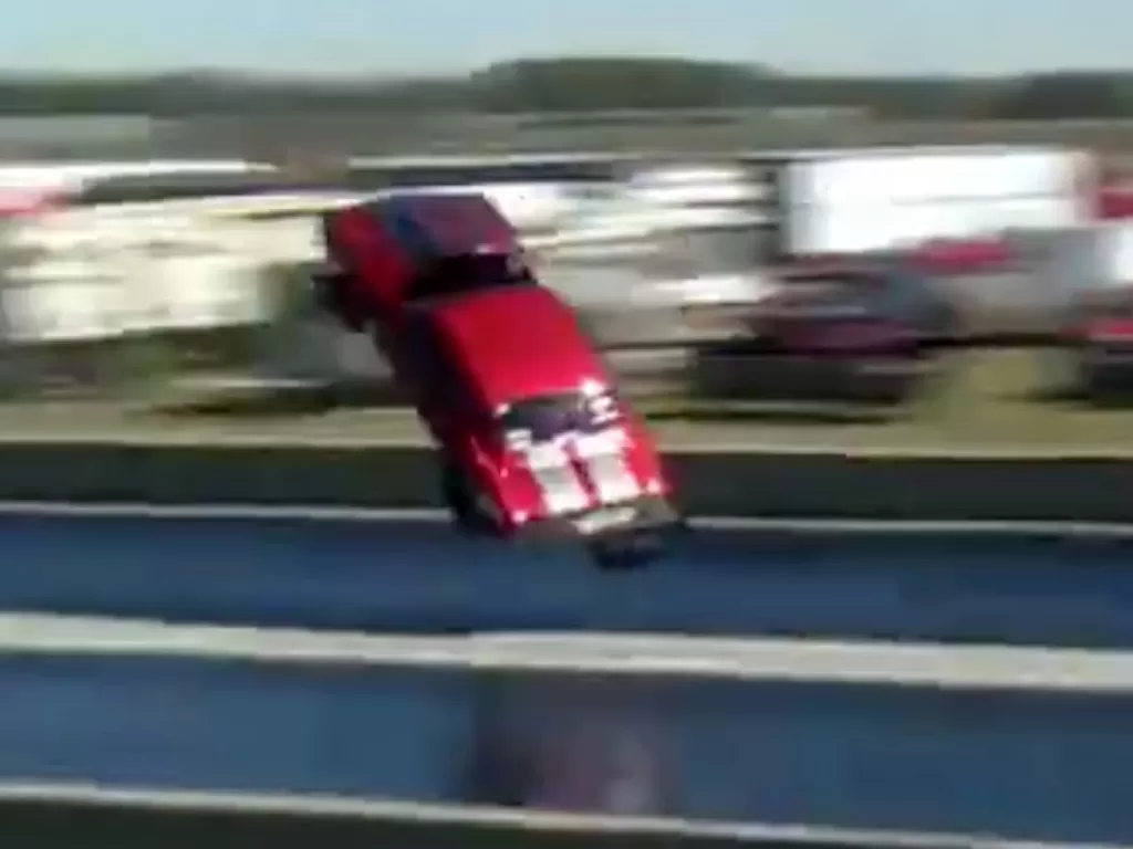 Mobil Camaro berwarna merah yang melayang saat drag race (photo/YouTube/FloRacing)