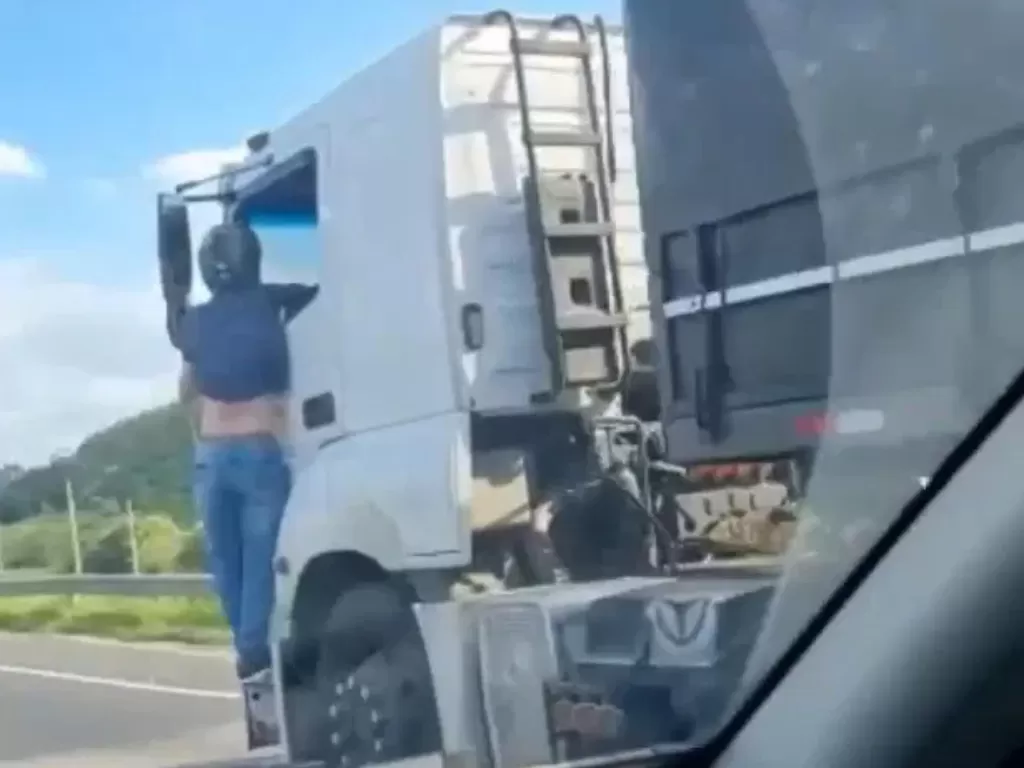 Pria bergantung di pintu truk setelah motornya ditabrak (The Sun)