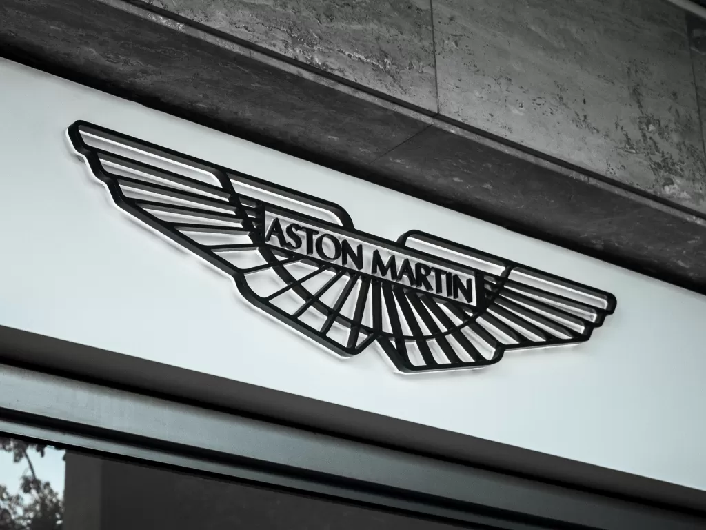 Tampilan logo perusahaan otomotif Aston Martin (photo/Unsplash/Jannis Lucas)