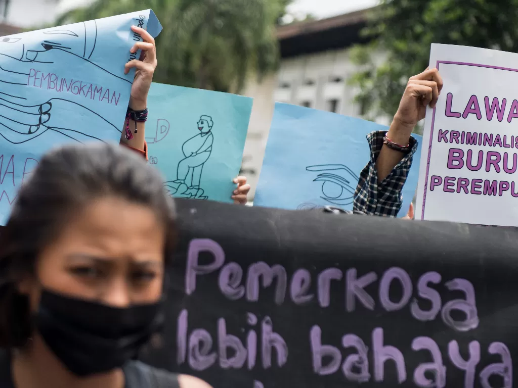 Aktivis berunjuk rasa saat peringatan Hari Perempuan Internasional di Bandung (ANTARA FOTO/M Agung Rajasa)