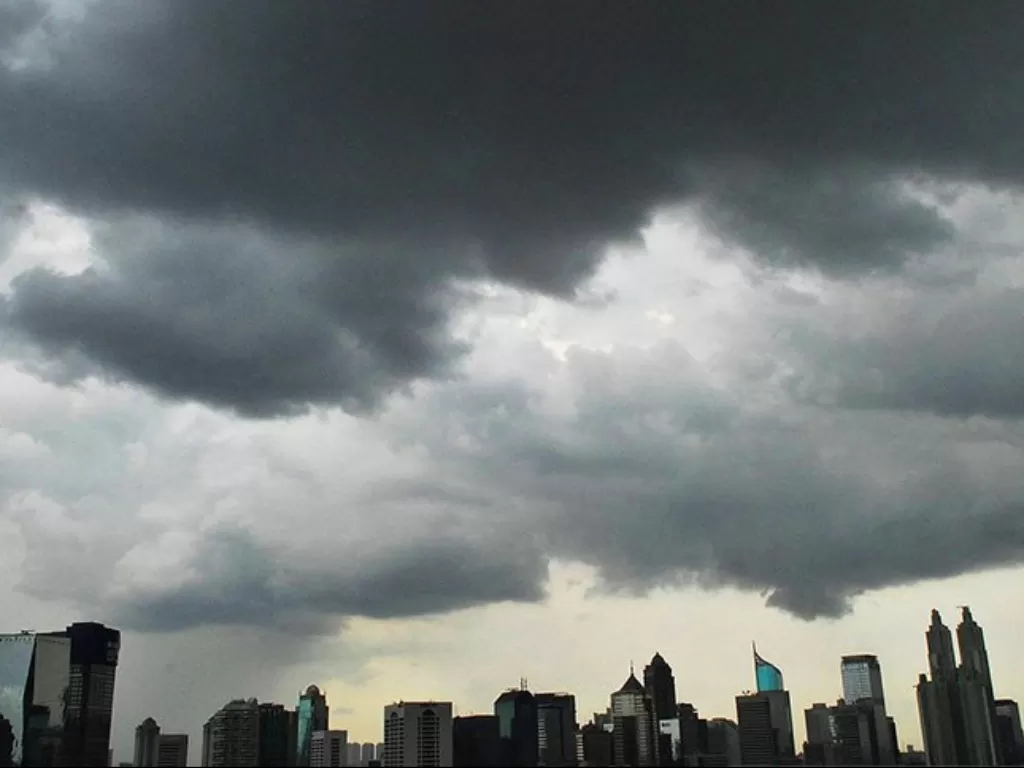 Ilustrasi - Suasana cuaca ibukota Jakarta diselimuti awan hitam mendung yang berpotensi hujan. (ANTARA/ANDIKA WAHYU) 
