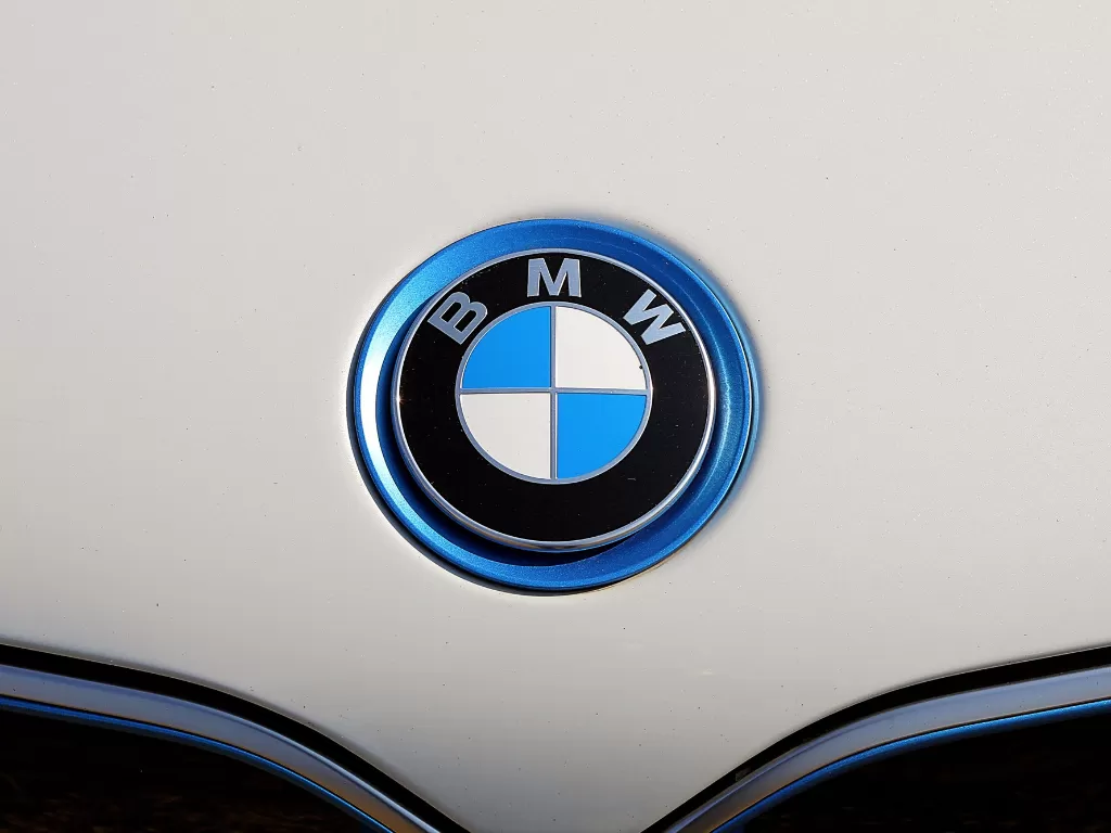 Tampilan logo BMW di salah satu mobil buatannya (photo/Unsplash/Joshua Naidoo)