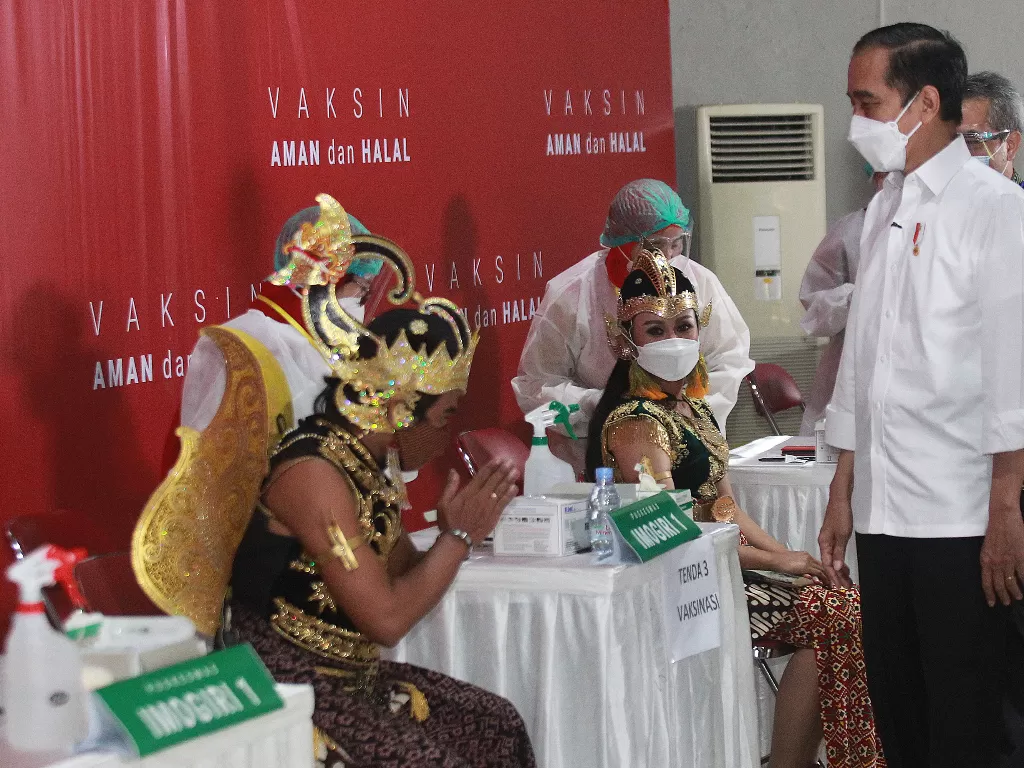 Presiden RI Joko Widodo (kanan) berdialog dengan seniman (ANTARA FOTO/Diaz Firmansyah)