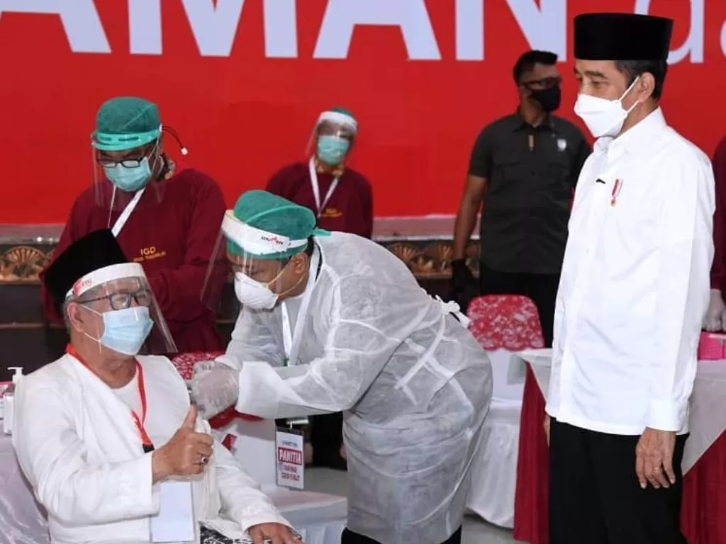 Presiden Jokowi saat hadir di vaksinasi massal ulama. (Instagram/@jokowi)