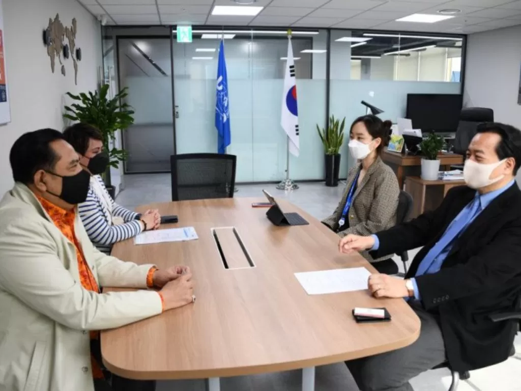  Duta Besar RI untuk Korea Selatan Umar Hadi (pertama kiri) berkunjung ke kantor Perwakilan Investment Trade Promotion Office (ITPO) UNIDO Korea Selatan di Seoul, Selasa (9/3/2021). (photo/HO-KBRI Seoul)