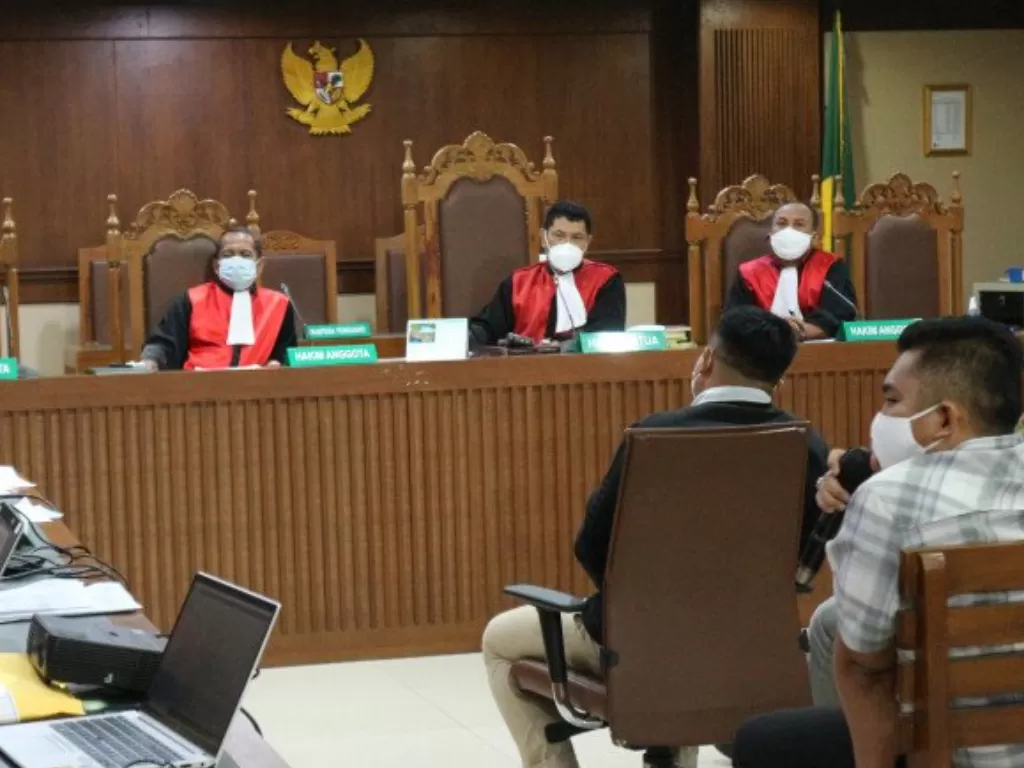 Sekretaris pribadi Edhy Prabowo, Amiril Mukminin (memegang microphone) menjadi saksi untuk terdakwa Suharjito yang didakwa menyuap mantan Menteri Kelautan dan Perikanan Edhy Prabowo di Pengadilan Tindak Pidana Korupsi (Tipikor) Jakarta, Rabu (10-3-2021). 
