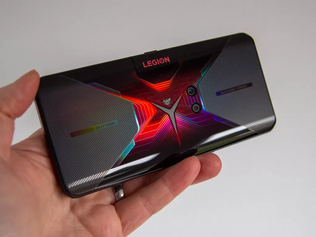 Tampilan belakang dari smartphone gaming Lenovo Legion Pro (photo/Pocket-lint)