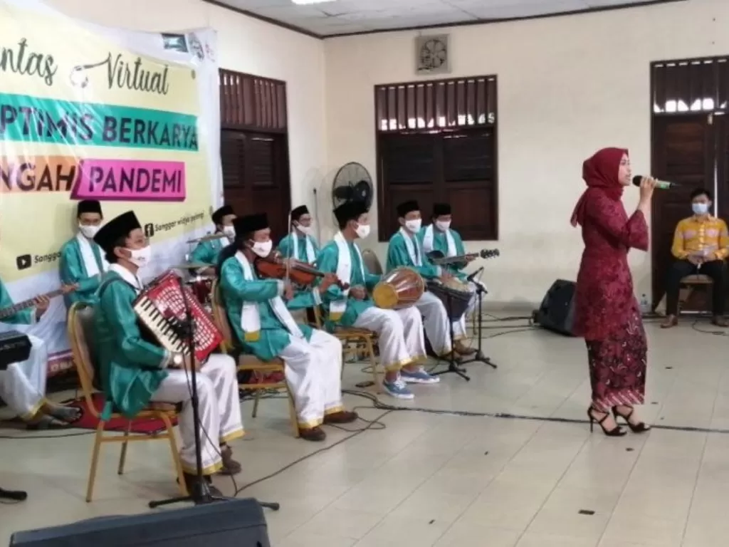 Seniman tradisional Betawi yang tergabung dalam Sanggar Pelangi menggelar pertunjukan musik amal secara virtual untuk membantu pelaku seni terdampak COVID-19. (photo/HO-Dokumentasi Sanggar Pelangi)